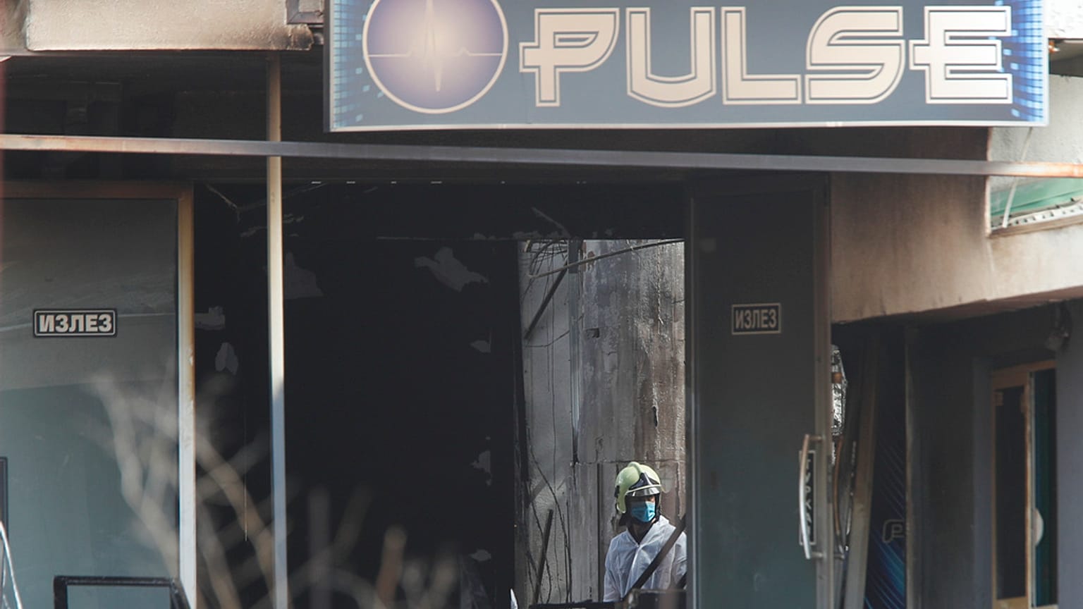 Ein Feuerwehrmann inspiziert den Nachtclub nach einem Großbrand in der Stadt Kocani in Nordmazedonien, 16. März 2025