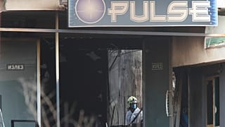 Ein Feuerwehrmann inspiziert den Nachtclub nach einem Großbrand in der Stadt Kocani in Nordmazedonien, 16. März 2025