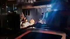 Des secouristes se tiennent devant un club après qu'un gigantesque incendie se soit déclaré tôt dimanche à Kočani, en Macédoine du Nord, le 16 mars 2025.