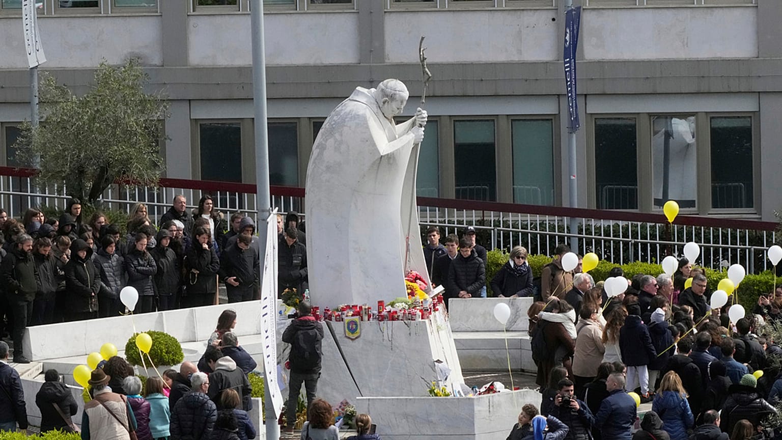 Bambini davanti al Gemelli in preghiera per il Papa