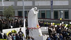 Bambini davanti al Gemelli in preghiera per il Papa