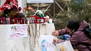 Des fidèles prient pour le pape François devant la polyclinique Agostino Gemelli à Rome, dimanche 16 mars 2025.