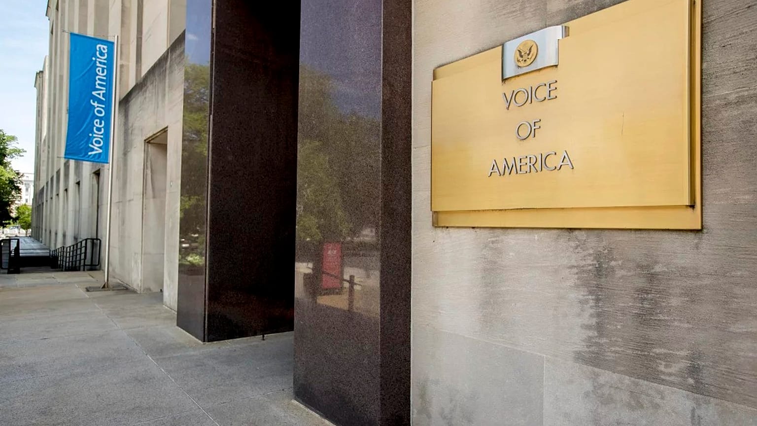 Başkan Trump'ın cuma günü gece yarısı yayınladığı kararname, Voice of America'nın faaliyetlerinin durdurulmasına yol açtı