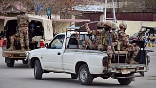 جنود باكستانيون يصلون إلى محطة سكة الحديد لمساعدة الناجين من هجوم مسلح على قطار في كويتا، الأربعاء 12 مارس/آذار 2025.
