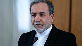 وزير الخارجية الإيراني عباس عراقجي يحضر مؤتمرا صحفيا، في طهران، إيران، الأربعاء 12 فبراير 2025.