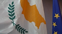 Η σημαία της Κυπριακής Δημοκρατίας δίπλα στη σημαία της ΕΕ