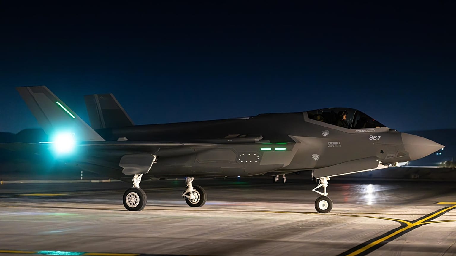 صورة نشرها المتحدث باسم الجيش الإسرائيلي، أفيخاي أدرعي، لإحدى الطائرات من طراز F-35i، التي تم تصنيعها بواسطة شركة لوكهيد مارتن، والتي هبطت في قاعدة نيفاتيم الجوية.