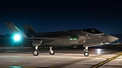 صورة نشرها المتحدث باسم الجيش الإسرائيلي، أفيخاي أدرعي، لإحدى الطائرات من طراز F-35i، التي تم تصنيعها بواسطة شركة لوكهيد مارتن، والتي هبطت في قاعدة نيفاتيم الجوية.