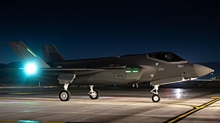 صورة نشرها المتحدث باسم الجيش الإسرائيلي، أفيخاي أدرعي، لإحدى الطائرات من طراز F-35i، التي تم تصنيعها بواسطة شركة لوكهيد مارتن، والتي هبطت في قاعدة نيفاتيم الجوية.