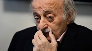 الزعيم الدرزي اللبناني وليد جنبلاط يلوح بيده خلال مؤتمر صحفي في بيروت، لبنان، الأحد 2 مارس/آذار 2025.