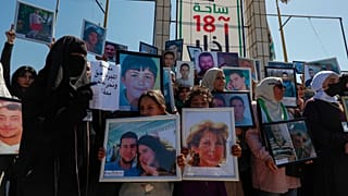 أفرا�� عائلات يحملون صور أقاربهم الذين اختفوا خلال ما يقارب 14 عامًا من الحرب الأهلية في سوريا، خلال احتجاج في مدينة درعا، يوم الأحد 16 آذار/ مارس 2025.