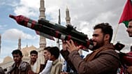 مؤيد للحوثيين يحمل صاروخًا وهميًا خلال احتجاج بمناسبة يوم القدس دعماً للفلسطينيين في قطاع غزة، في صنعاء، اليمن، 5 أبريل 2024.