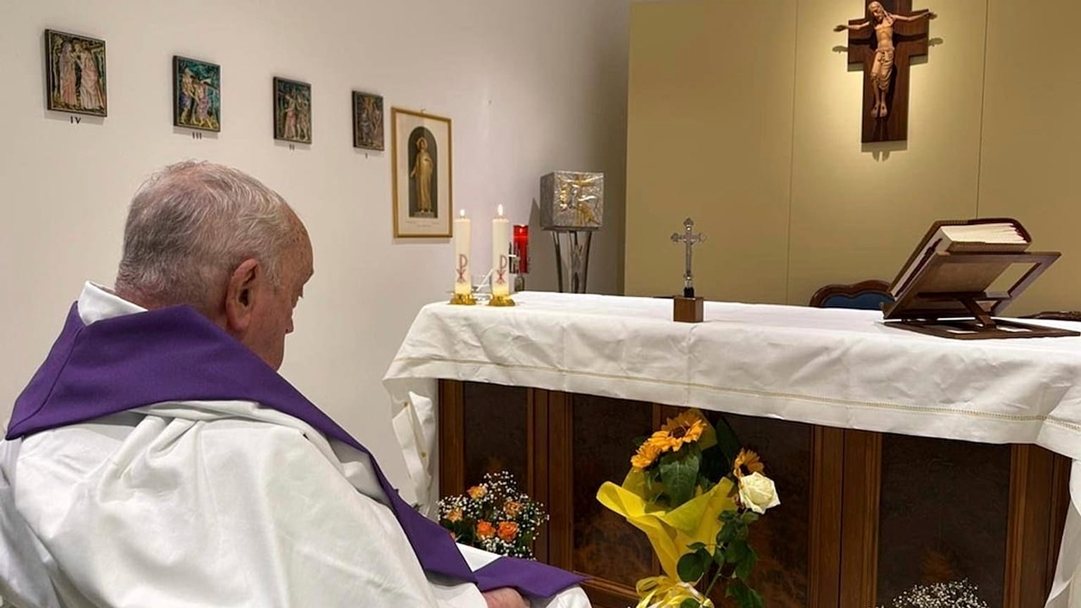 Papst Franziskus feiert eine Messe in der Kapelle der Gemelli-Klinik in Rom, Sonntag, 16. März 2025.