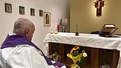 Papst Franziskus feiert eine Messe in der Kapelle der Gemelli-Klinik in Rom, Sonntag, 16. März 2025.