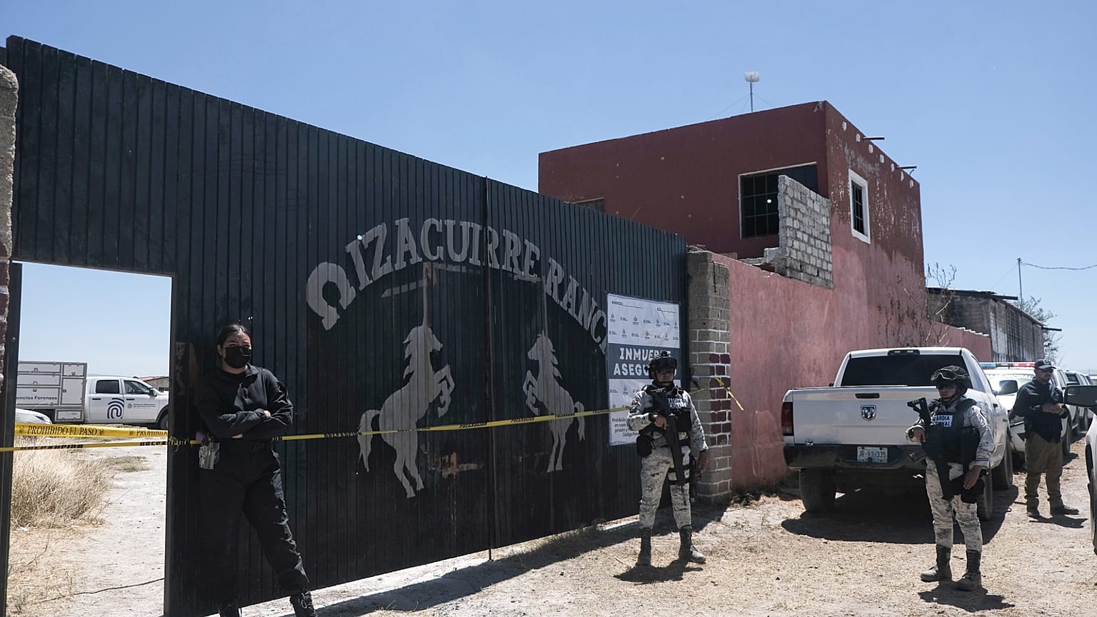 La policía hace guardia en la entrada del Rancho Izaguirre, donde se descubrieron restos óseos en Teuchitlán, estado de Jalisco, México.