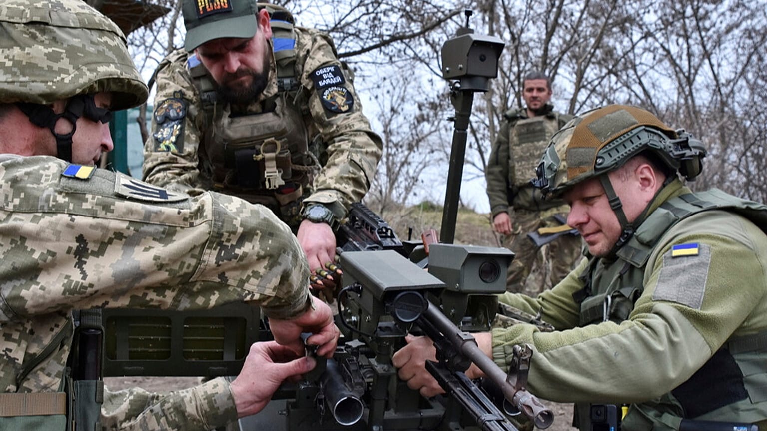 Militares ucranianos preparan un dron en un campo de entrenamiento militar en la región de Zaporiya.
