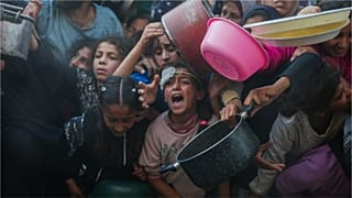 أطقال ينتظرون في طوابير أمام الجمعيات الخيرية للحصول على الطعام في غزة 