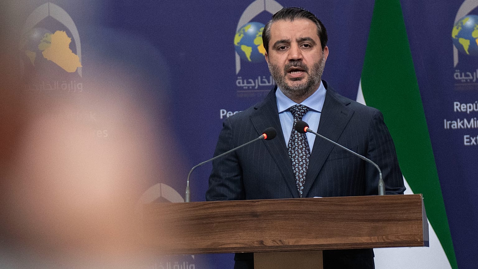 Syryjski minister spraw zagranicznych Asaad al-Shaybani przemawia podczas konferencji prasowej ze swoim irackim odpowiednikiem Fouadem Husseinem.