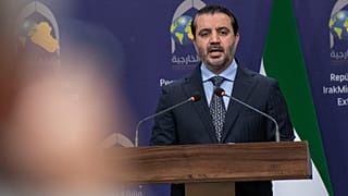 Syryjski minister spraw zagranicznych Asaad al-Shaybani przemawia podczas konferencji prasowej ze swoim irackim odpowiednikiem Fouadem Husseinem.