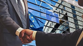 Рукопожатие перед зданием Европейского парламента