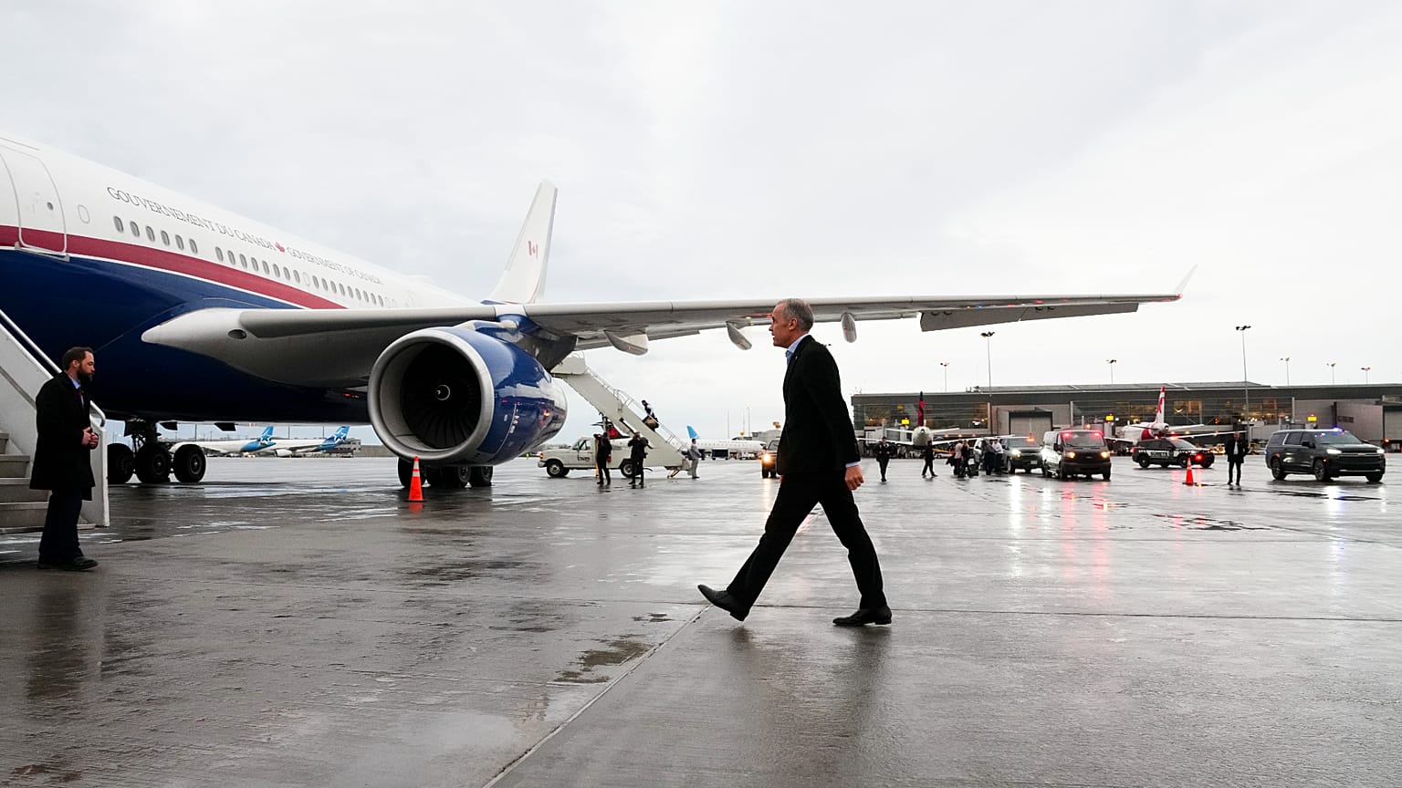 El primer ministro canadiense, Mark Carney, despega desde Montreal camino de París, 16 de marzo de 2025.