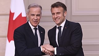 French President Emmanuel Macron, right, and Canada's Prime Minister Mark Carney shake hands in Paris, 17 March, 2025