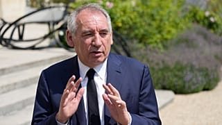 François Bayrou habla con los periodistas después de una reunión con el presidente francés Emmanuel Macron en el Palacio del Elíseo en París, Francia, junio de 2022.