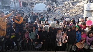 Palestinos esperan recibir alimentos donados en un centro de distribución en Beit Lahiya, en el norte de la Franja de Gaza, el domingo 16 de marzo de 2025.