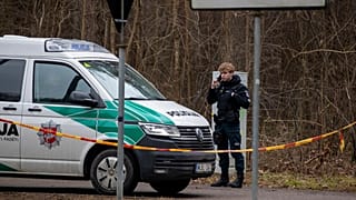 Rus muhalefet lideri Alexei Navalny'nin yakın arkadaşı Leonid Volkov'un Litvanya'nın Vilnius kentindeki evinin yakınında devriye gezen polis memurları, 13 Mart 2025.