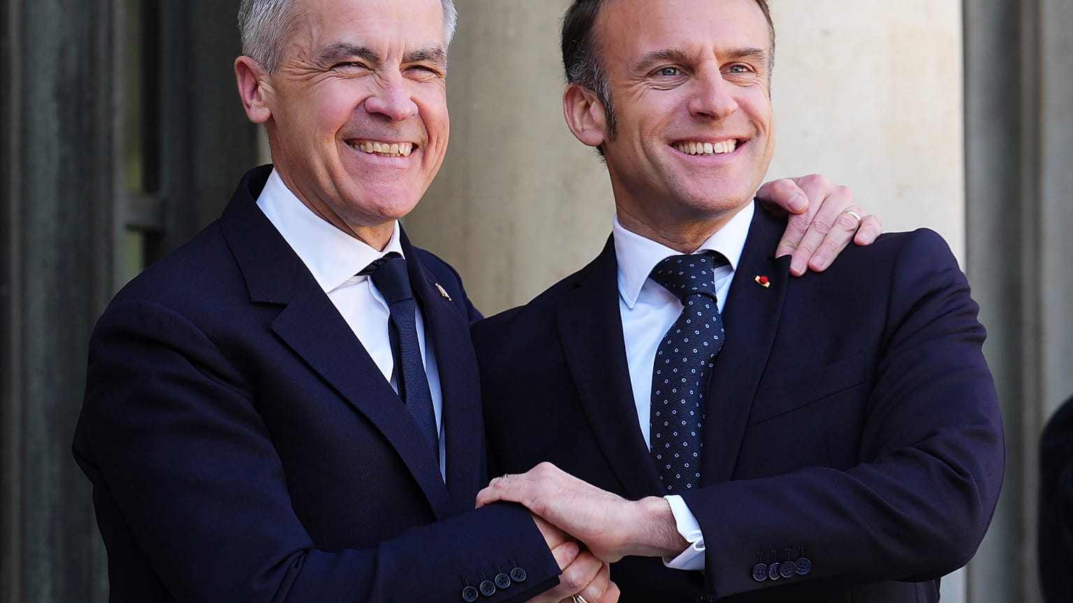 Premier Kanady Mark Carney, jest witany przez prezydenta Francji Emmanuela Macrona, gdy przybywa do Pałacu Elizejskiego w Paryżu.