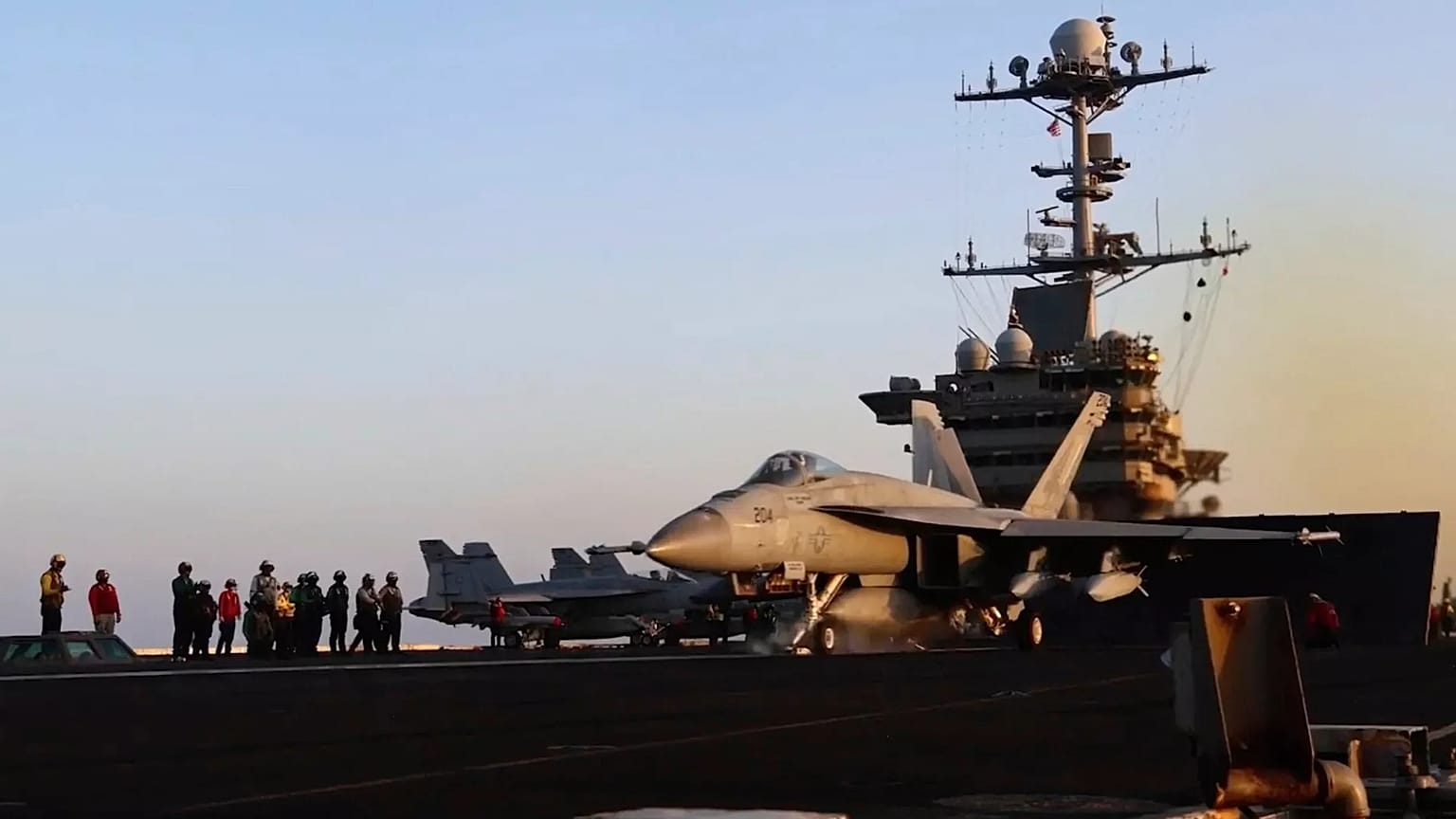 На этом снимке, сделанном на основе видео, предоставленного ВМС США, показан самолет, стартующий с корабля ВМС США "Гарри С. Трумэн" в Красном море перед авиаударами по Сане, Йемен, 15 марта 2025 г.