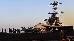 Start auf dem Flugzeugträger USS Harry S. Truman im Roten Meer vor Luftangriffen in Sanaa, Jemen, 15. März 2025