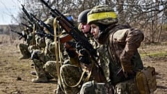 Na zdjęciu udostępnionym przez ukraińską służbę prasową 65 Brygady Zmechanizowanej, ukraińscy żołnierze trenują na poligonie wojskowym w regionie Zaporoża.