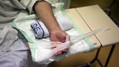 ARCHIVO: Una mujer se encuentra postrada en una cama de un hospital de Francia durante la epidemia de la COVID-19