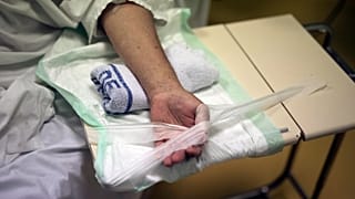 ARCHIVO: Una mujer se encuentra postrada en una cama de un hospital de Francia durante la epidemia de la COVID-19