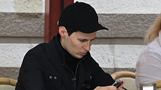 FILE: Pavel Durov, fondatore del principale social network russo VKontakte, siede in un caffè della Piazza Rossa a Mosca, 19 maggio 2012.