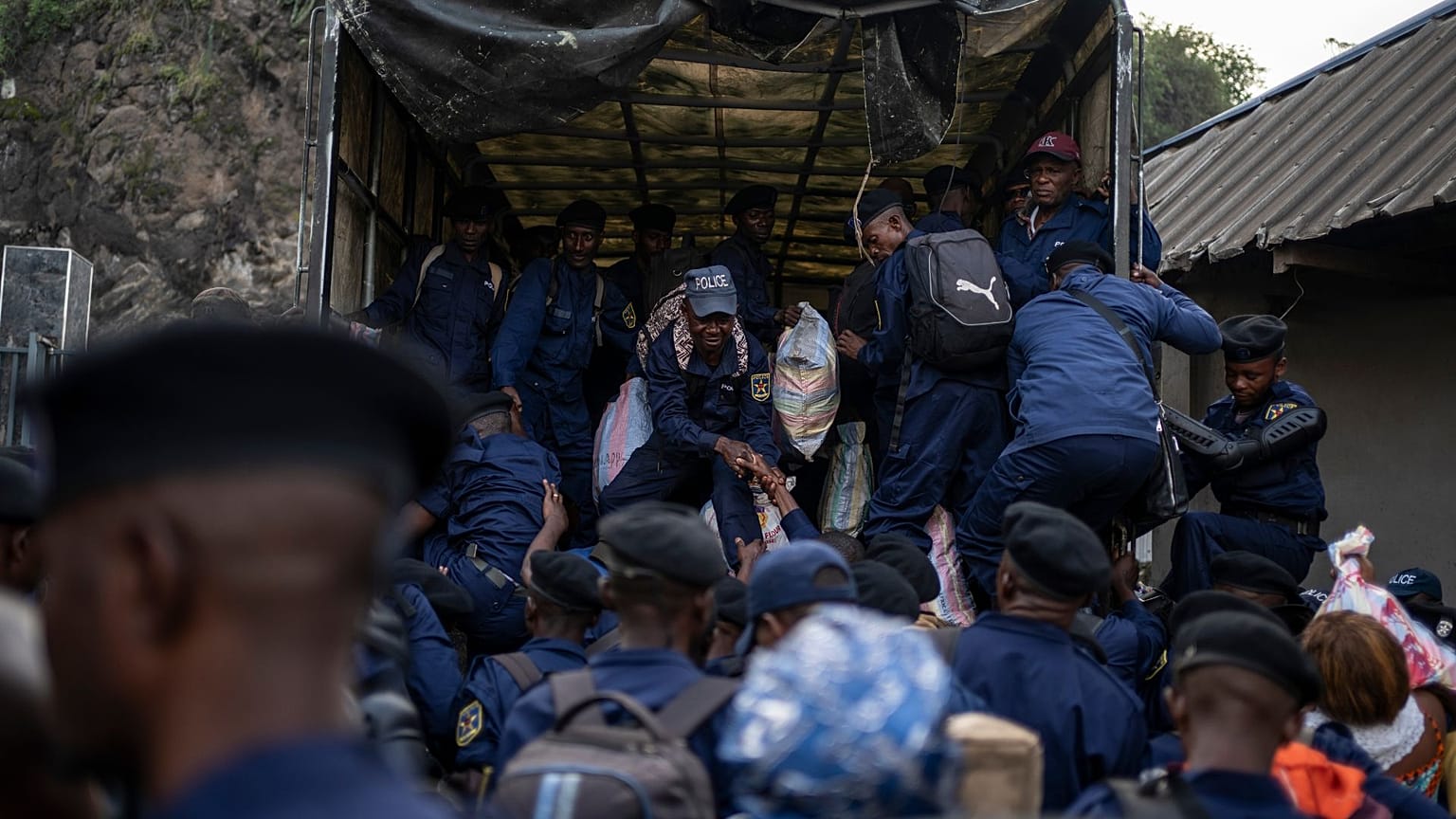 Exmiembros de las Fuerzas Armadas de la RDC (FARDC) y policías que supuestamente se rindieron a los rebeldes del M23 llegan a Goma, el 23 de febrero de 2025.