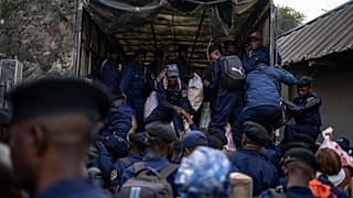 Exmiembros de las Fuerzas Armadas de la RDC (FARDC) y policías que supuestamente se rindieron a los rebeldes del M23 llegan a Goma, el 23 de febrero de 2025.