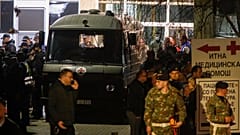 Katonai mentőautó a kórház előtt az észak-macedóniai Kocaniban 2025. március 16-án