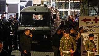 Katonai mentőautó a kórház előtt az észak-macedóniai Kocaniban 2025. március 16-án
