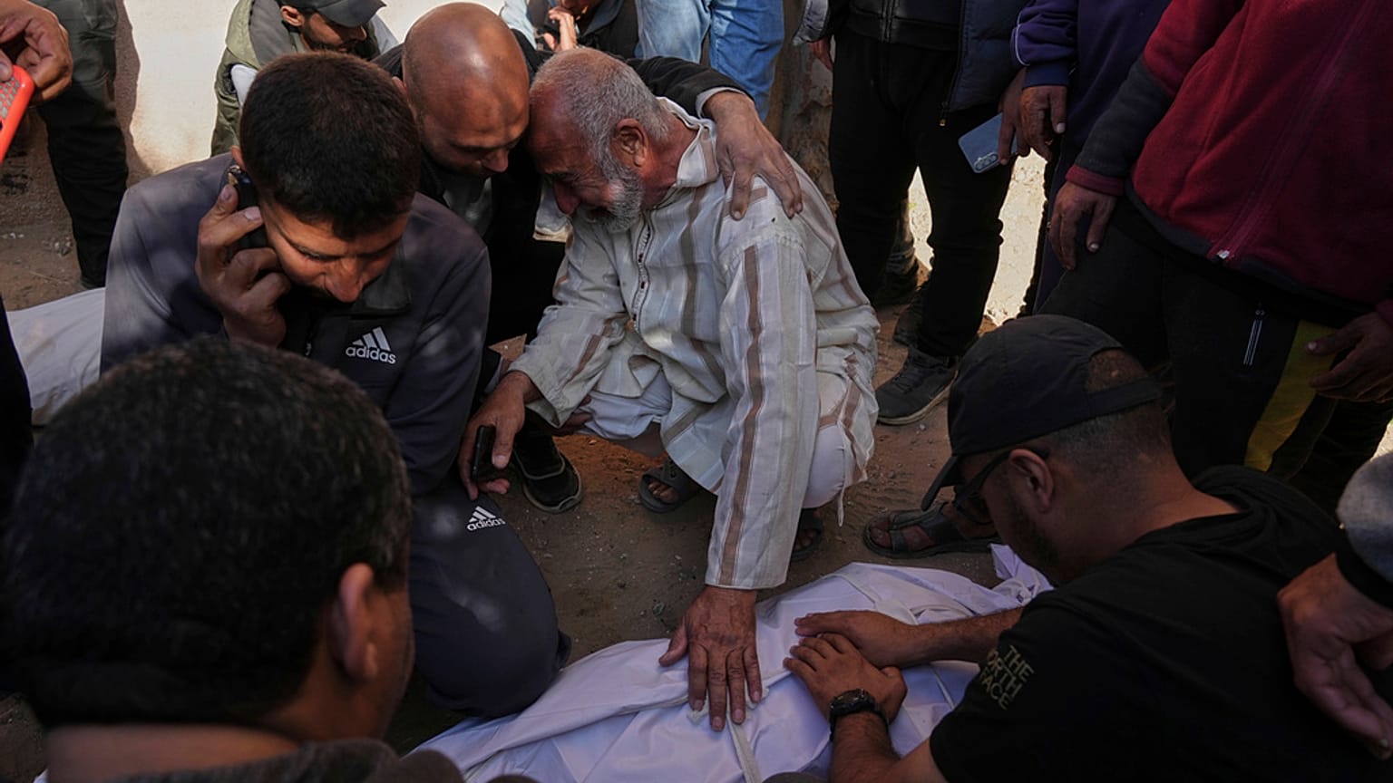 فلسطينيون يشيعون جثامين أقاربهم الذين قتلوا في غارة جوية إسرائيلية في بيت لاهيا شمال قطاع غزة يوم السبت 15 مارس/آذار 2025.