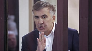 DATEI - Der ehemalige georgische Präsident Micheil Saakaschwili, der in Abwesenheit wegen Machtmissbrauchs während seiner Präsidentschaft verurteilt und nach seiner Rückkehr aus dem Exil verhaftet wurde