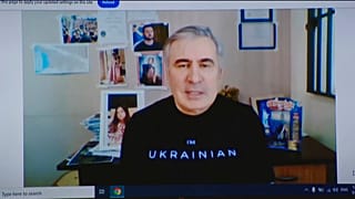 Mikheil Saakashvili apparaît sur un écran via une liaison vidéo depuis une prison lors d'une audience au tribunal de Tbilissi, en Géorgie, le lundi 17 mars 2025