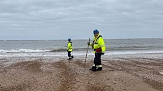 Bergung der Nurdles durch die HM Coastguard im Gange.