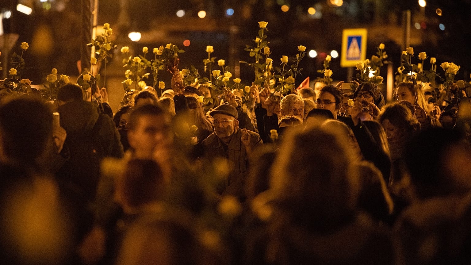 Sárga rózsával az igazságért címmel meghirdetett tüntetés a Clark Ádám téren 2019. november 4-én.