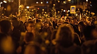 Sárga rózsával az igazságért címmel meghirdetett tüntetés a Clark Ádám téren 2019. november 4-én.