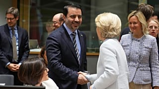 El ministro sirio de Asuntos Exteriores, Assad al-Shaybani, estrecha la mano de la presidenta de la Comisión Europea, Ursula von der Leyen, 17 de marzo de 2025.