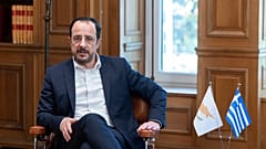 Der zypriotische Präsident Nikos Christodoulides spricht während eines Treffens mit dem griechischen Premierminister Kyriakos Mitsotakis in der Maximos-Villa in Athen am Samstag, den 8. März 2025.