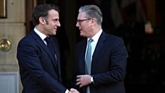 Der britische Premierminister Sir Keir Starmer (rechts) und der französische Präsident Emmanuel Macron beim Gipfeltreffen zur Ukraine. Lancaster House, London, 2. März 2025