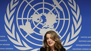 La nueva Directora General de la Organización Internacional para las Migraciones (OIM), la estadounidense Amy Pope, habla durante una rueda de prensa en la sede europea de la ONU, el lunes 2 de octubre. 2023
